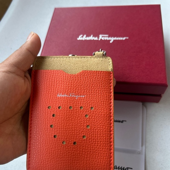 New Salvatore Ferragamo key card with chain - Picture 4 of 6